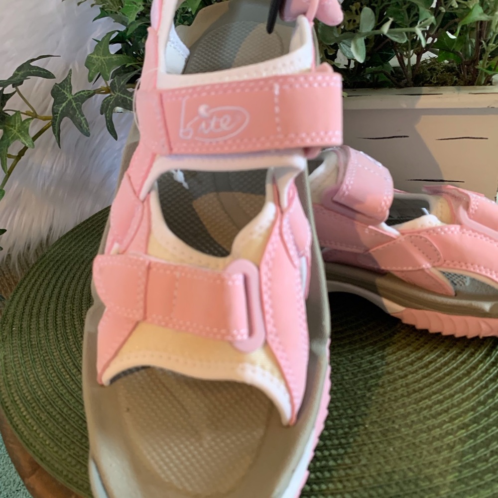 Lite Women’s Golf Sandals, Pale Pink with White Trim. Size 7, New without Tags.